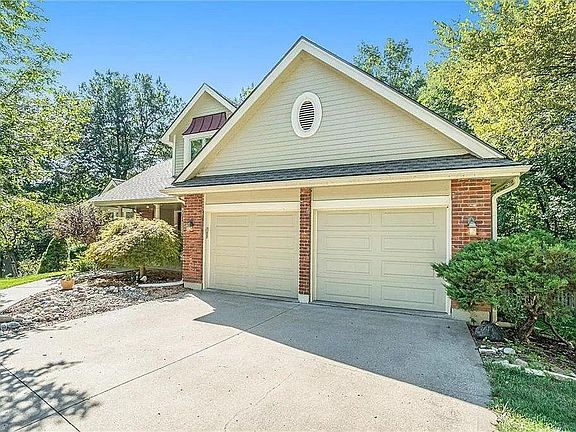 3rd image of 1128 White Oak Ct