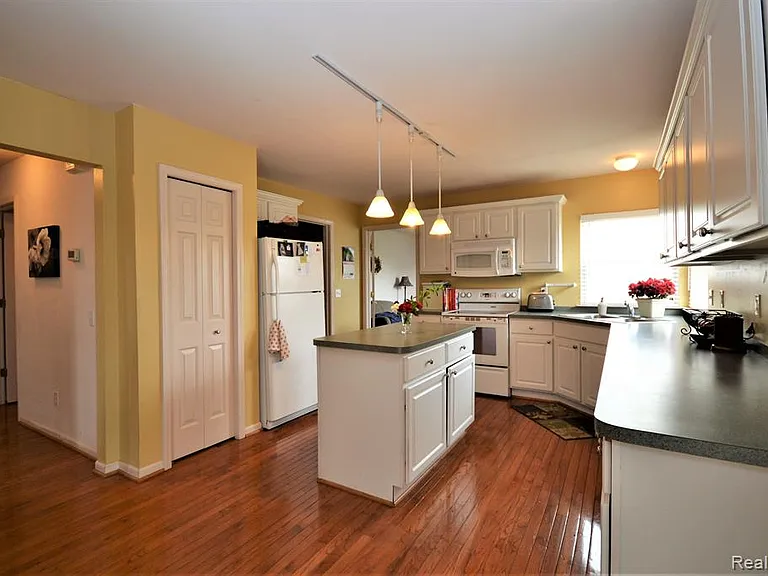4890 Spring Meadow Dr — Photo 6