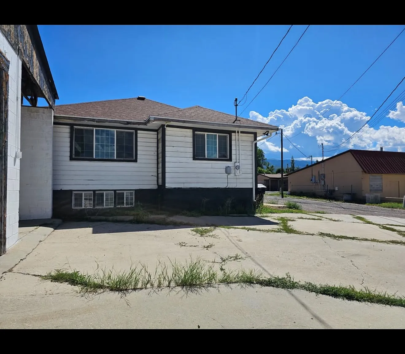 N State St, Fairview — Photo 1