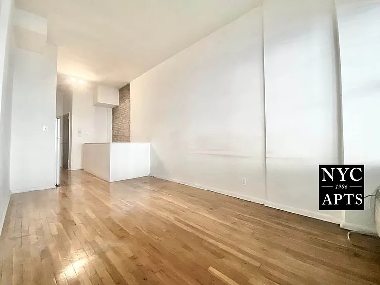 424 W 57th St #1D — Photo 1