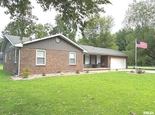 437 N Lakeview Dr, Salem, IL 62881