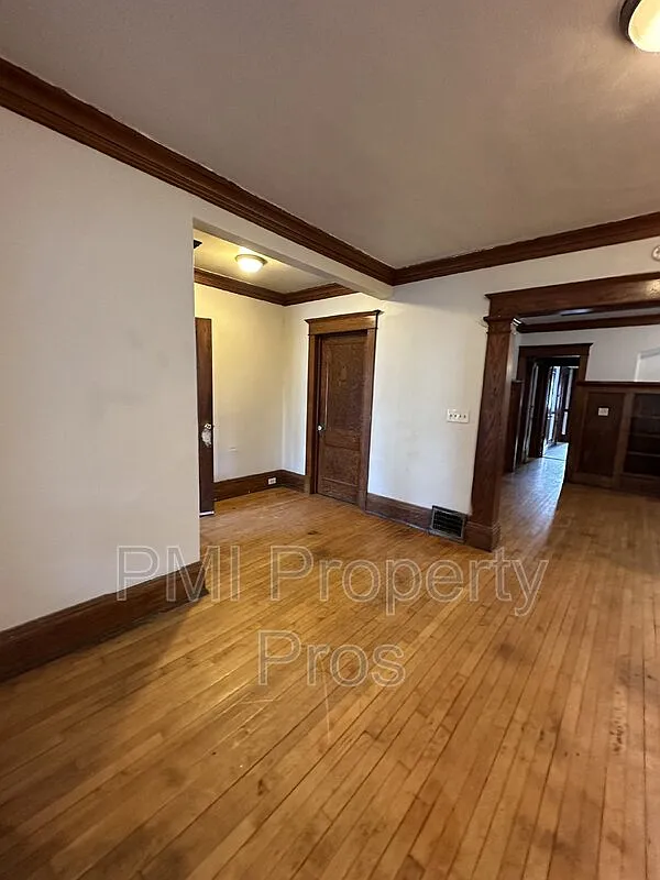 3 bed, 1.0 bath, 2500 sqft, $1,100 — Photo 2