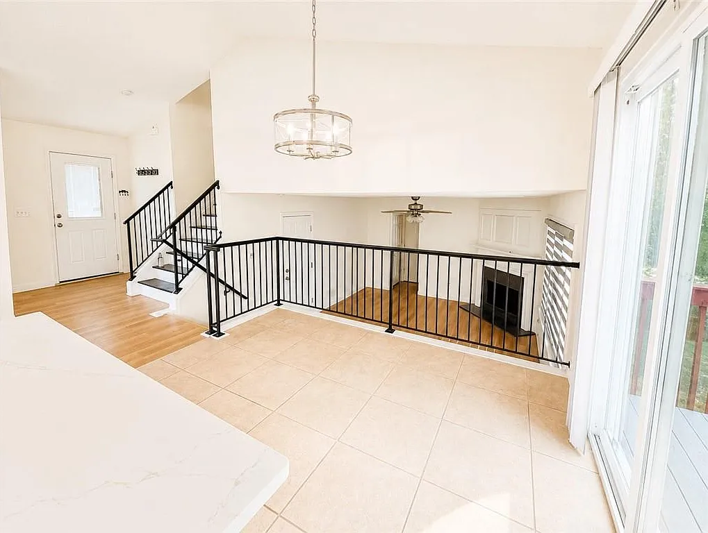 3 bed, 2.5 bath, 1536 sqft, $2,295 — Photo 2