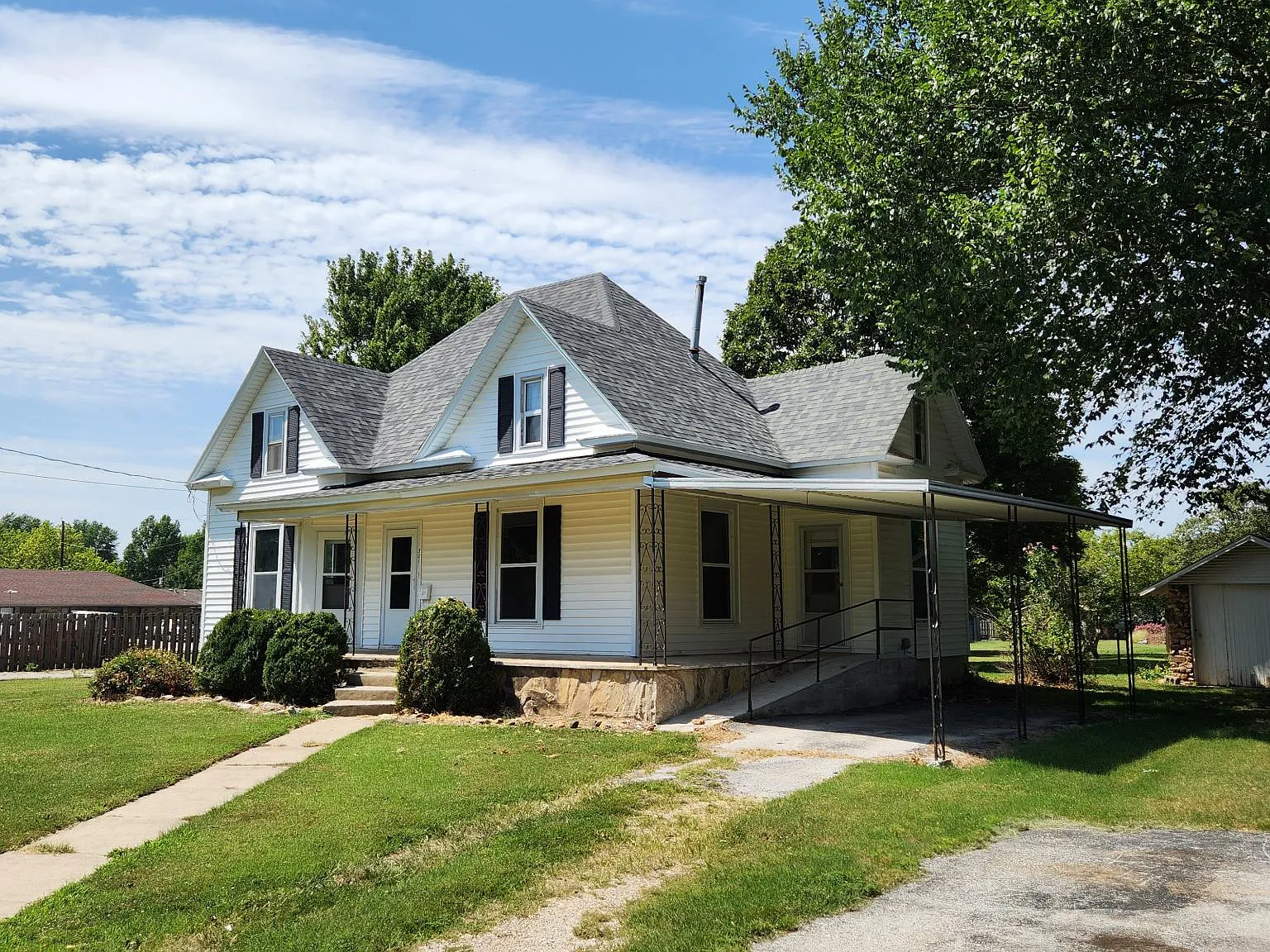 3 bed, 1200 sqft, $1,300 — Photo 3