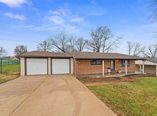 901 Gustane Dr, Saint Charles, MO 63301