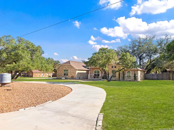 136 Copper Creek Dr, La Vernia, TX 78121