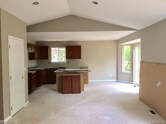 5th image of 32171 Pierce St