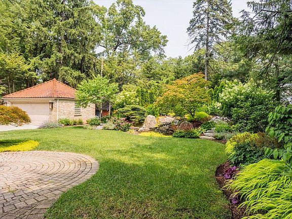 3rd image of 922 Gladstone Dr SE