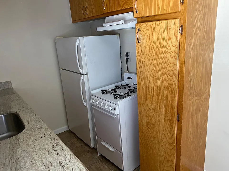Sunny studio in quiet apartment with 8 units on the ground floor