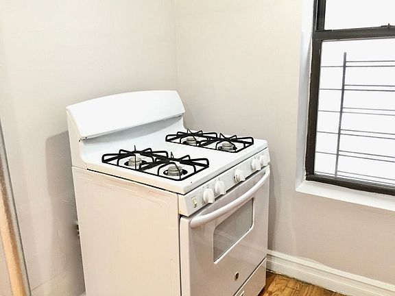 2nd image of 324 Montgomery St #2M