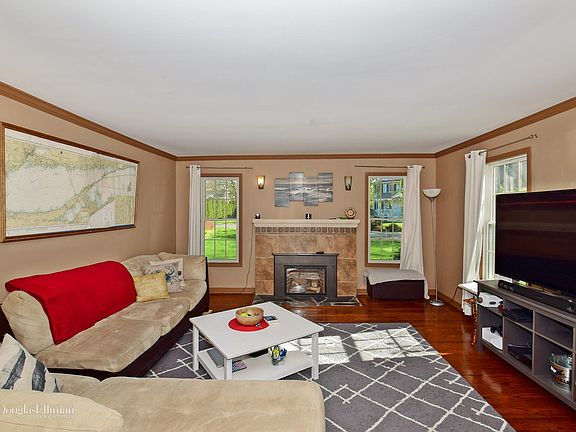 4th image of 68 Lawn Ave