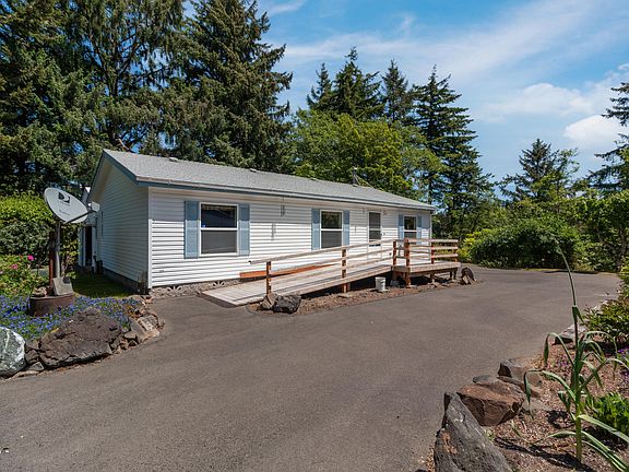 5th image of 1621 NE Yaquina Heights Dr