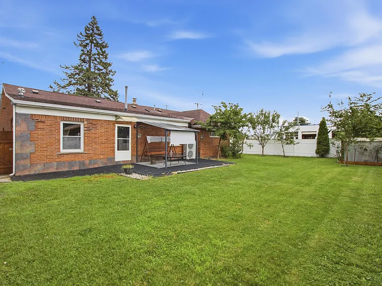 8885 Cardwell St — Photo 16