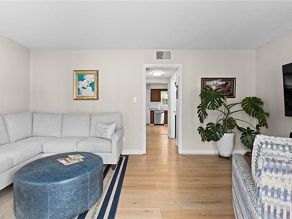 4th image of 1007 Robin Hood Rd APT C
