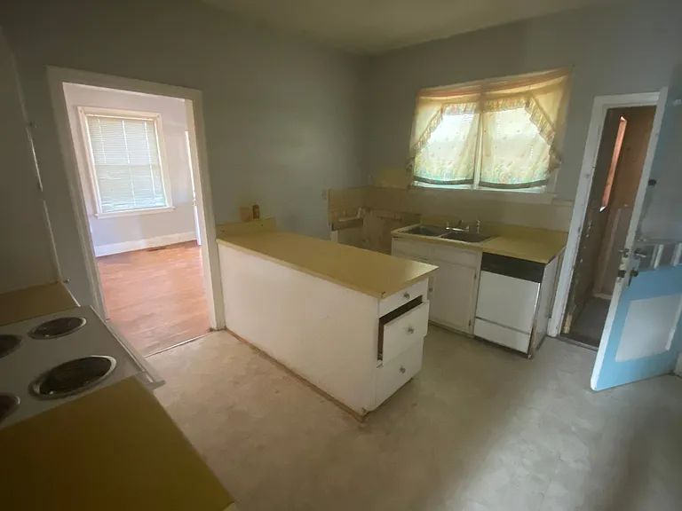 1102 Murphy St — Photo 6