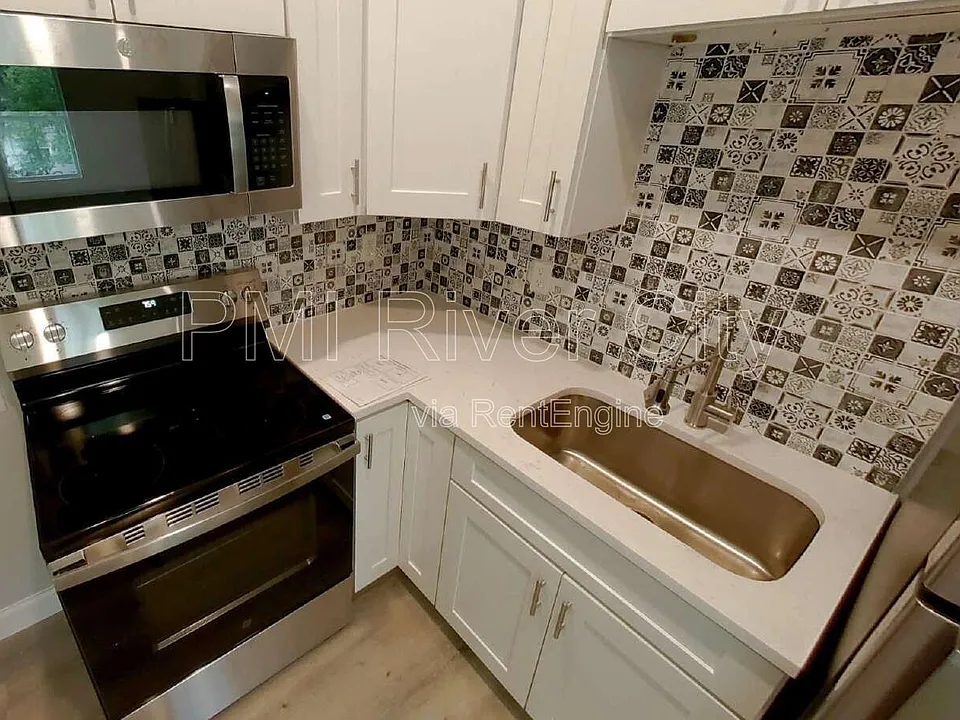 151 W 17th St #3
