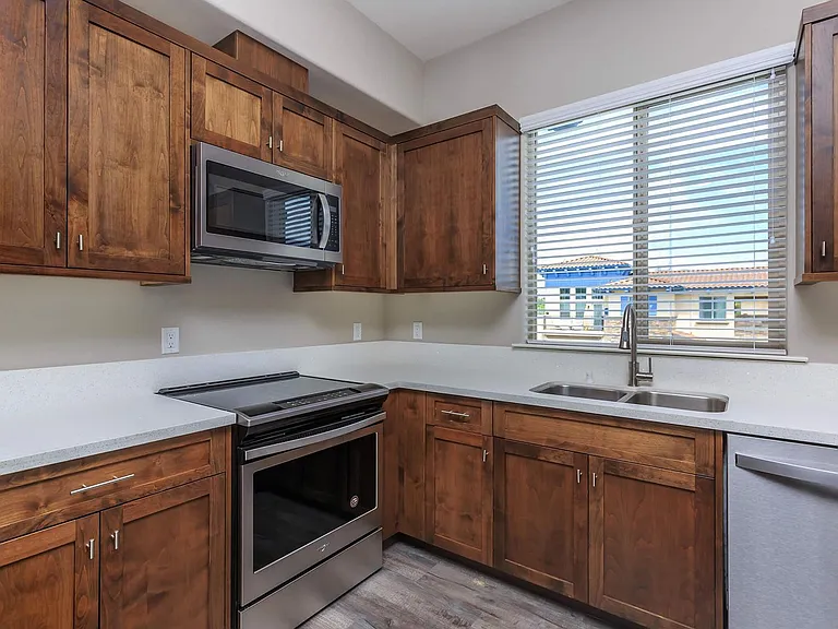Drew Court Apartments — Photo 33