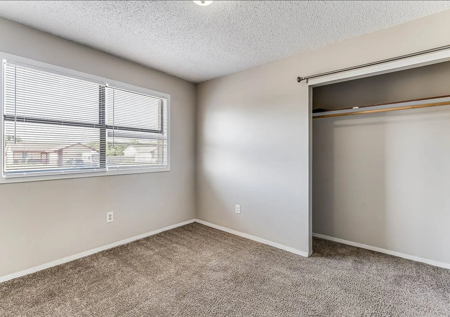 Move in Ready 3 Bedroom 2 Bathroom House! — Photo 4