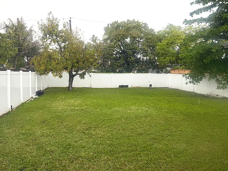 812 SW 10th St — Photo 5