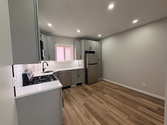 4th image of 9 Van Nostrand Ave #2F
