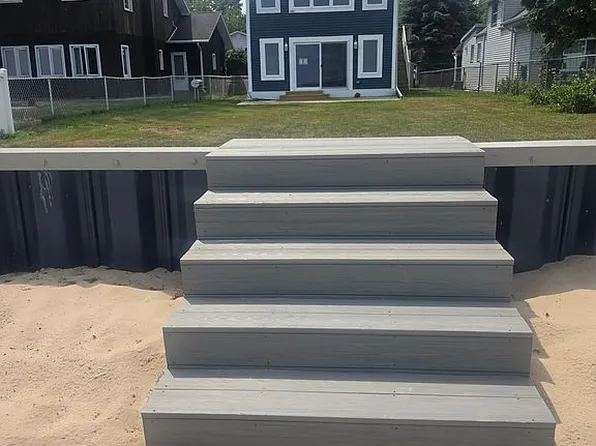 315 Donahue Beach Dr, Bay City, MI 48706