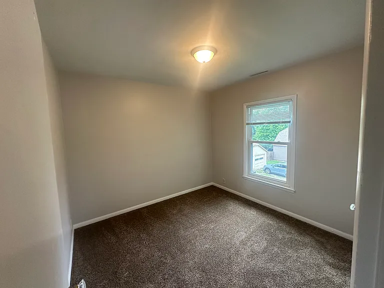 Great Oconomowoc 2 bedroom Upper Unit Next to Downtown Oconomowoc — Photo 14