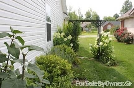 Side yard
						:
						The side yard has an arbor with lots of flowering plants.