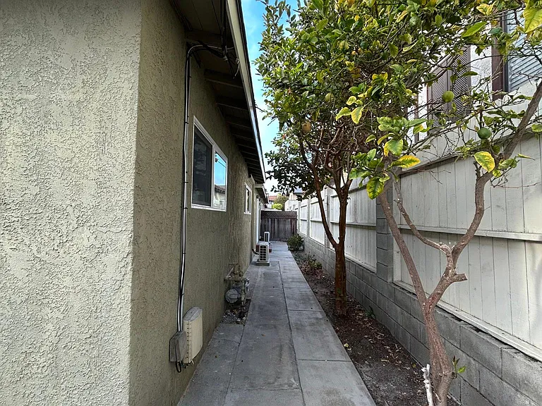 1702 Felton Ln — Photo 10
