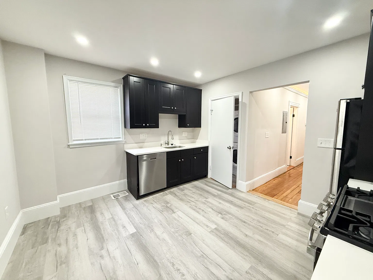 3 bed, 1.5 bath, 1200 sqft, $3,000 — Photo 2