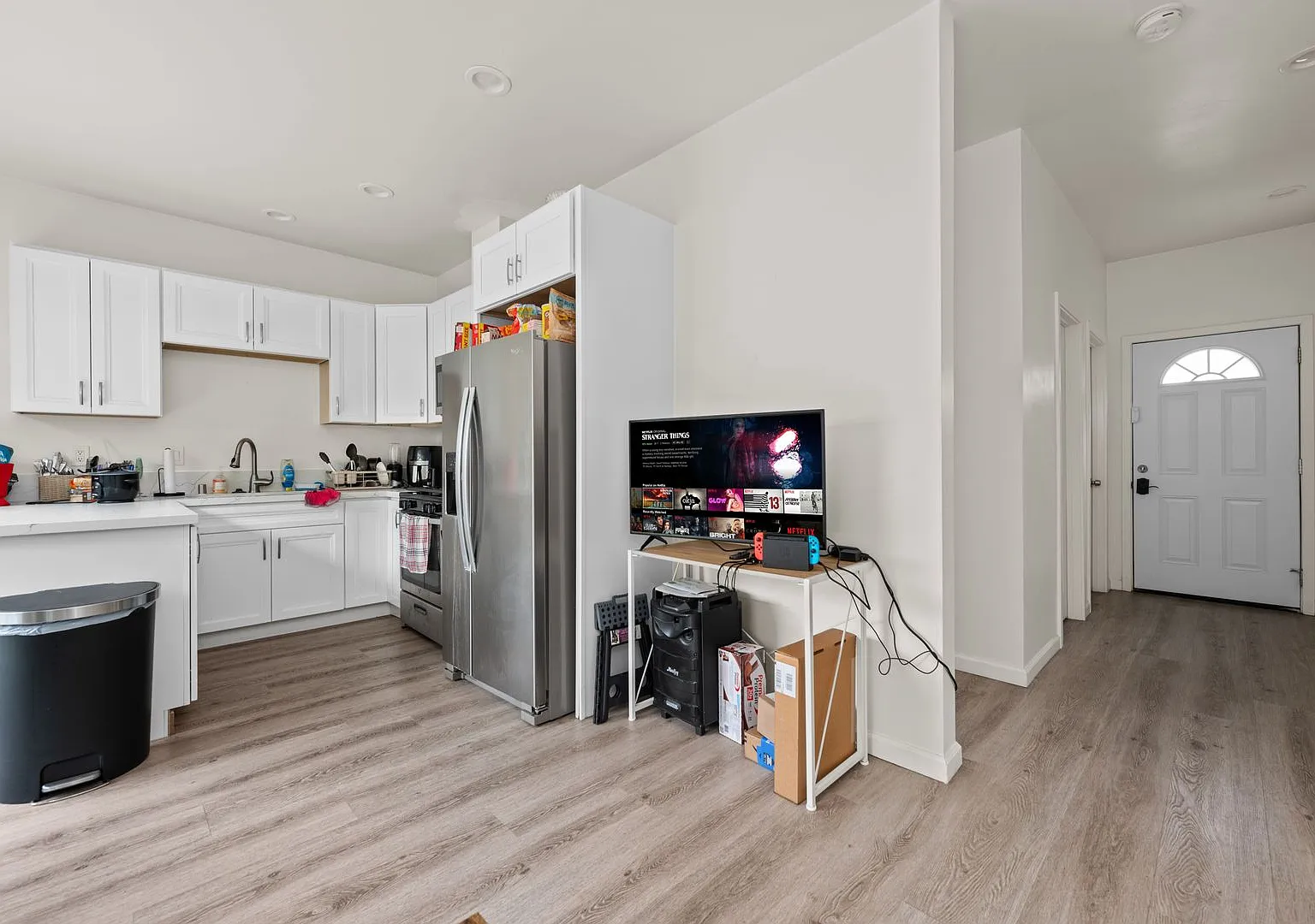 Spacious master bedroom with balcony! — Photo 3
