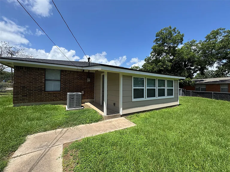 2004 Brazos Ave — Photo 10