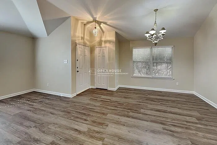 4 bed, 2.0 bath, 2084 sqft, $2,425 — Photo 3