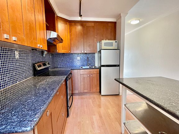 3rd image of 15 Leese St APT 3