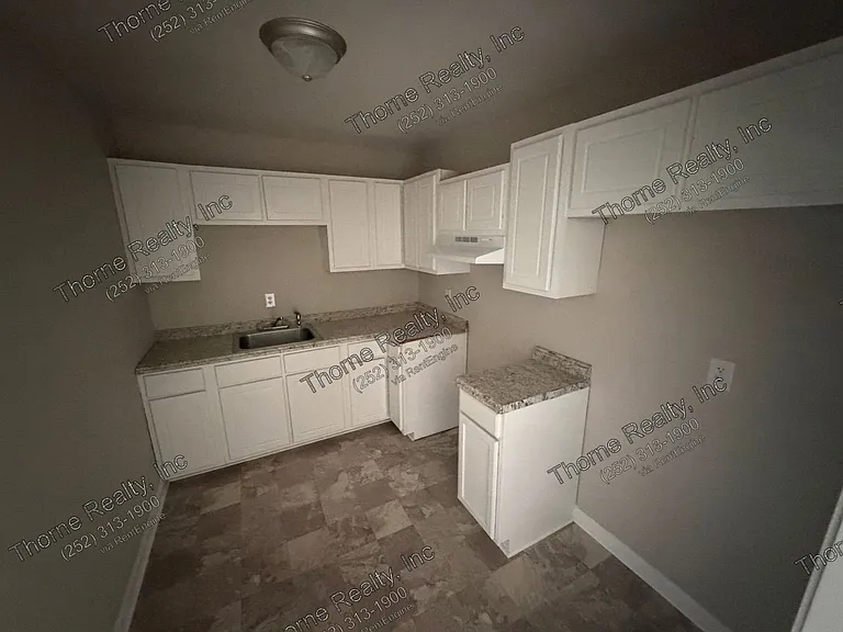 400 E Northern Blvd #39 — Photo 2