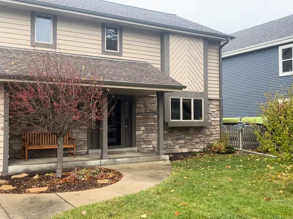 N28W27586 Peninsula Dr, Pewaukee, WI 53072