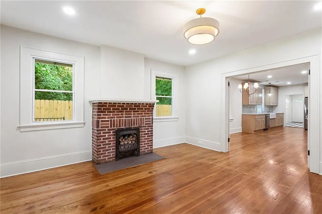 3 bed, 2.0 bath, 4855 sqft, $3,500 — Photo 4