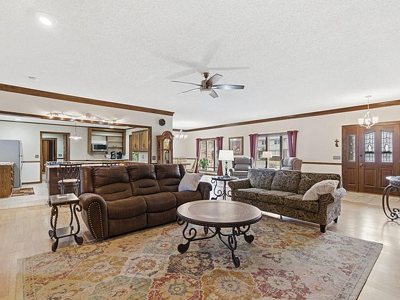 4th image of 645 N Park Place