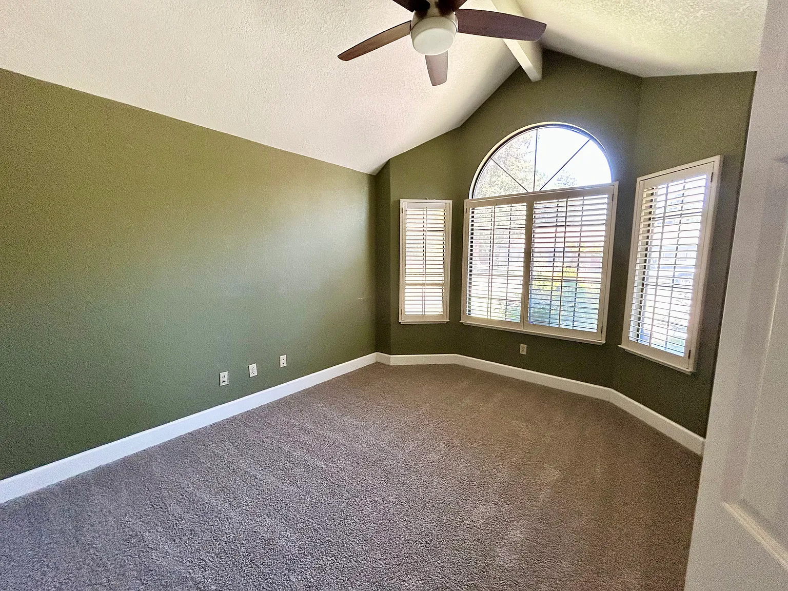 3 bed, 2420 sqft, $2,700 — Photo 4
