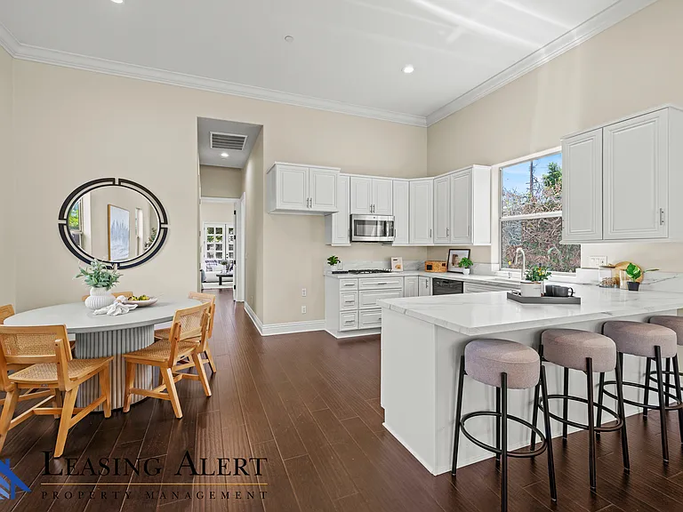 5011 Hayvenhurst Ave — Photo 12