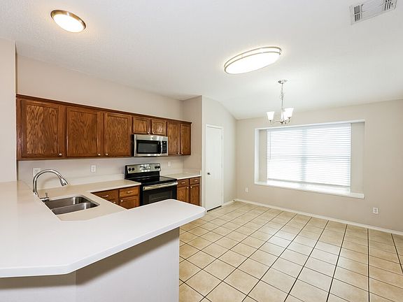 5th image of 712 Duke Dr