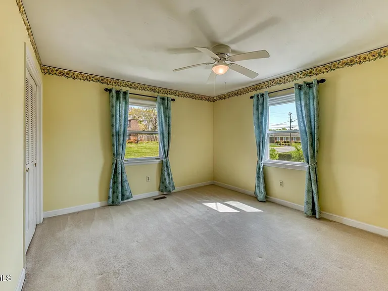 908 Meadow Ln — Photo 21