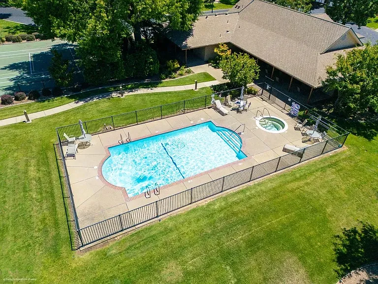 2585 Central Park Dr — Photo 4