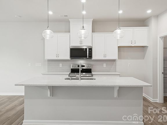 4th image of 364 Laura Elizabeth Ln