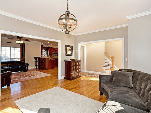 3rd image of 6 Lillian Ln