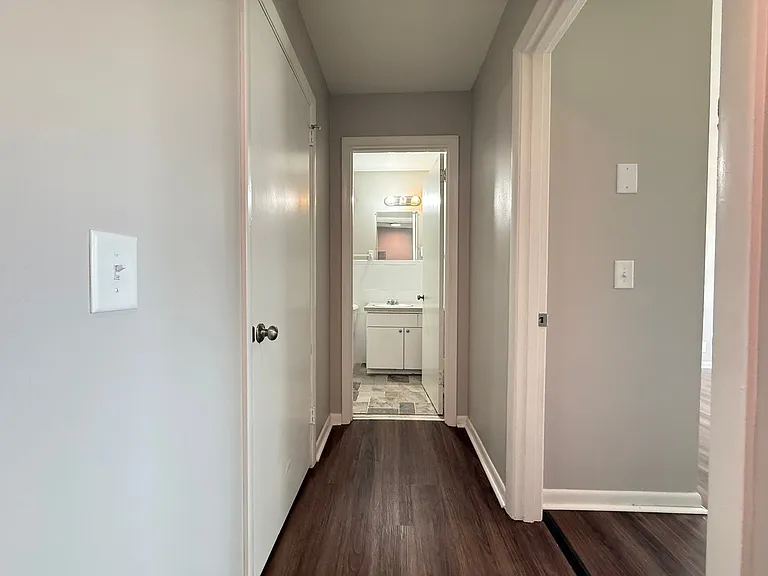 Executive House Apartments — Photo 42