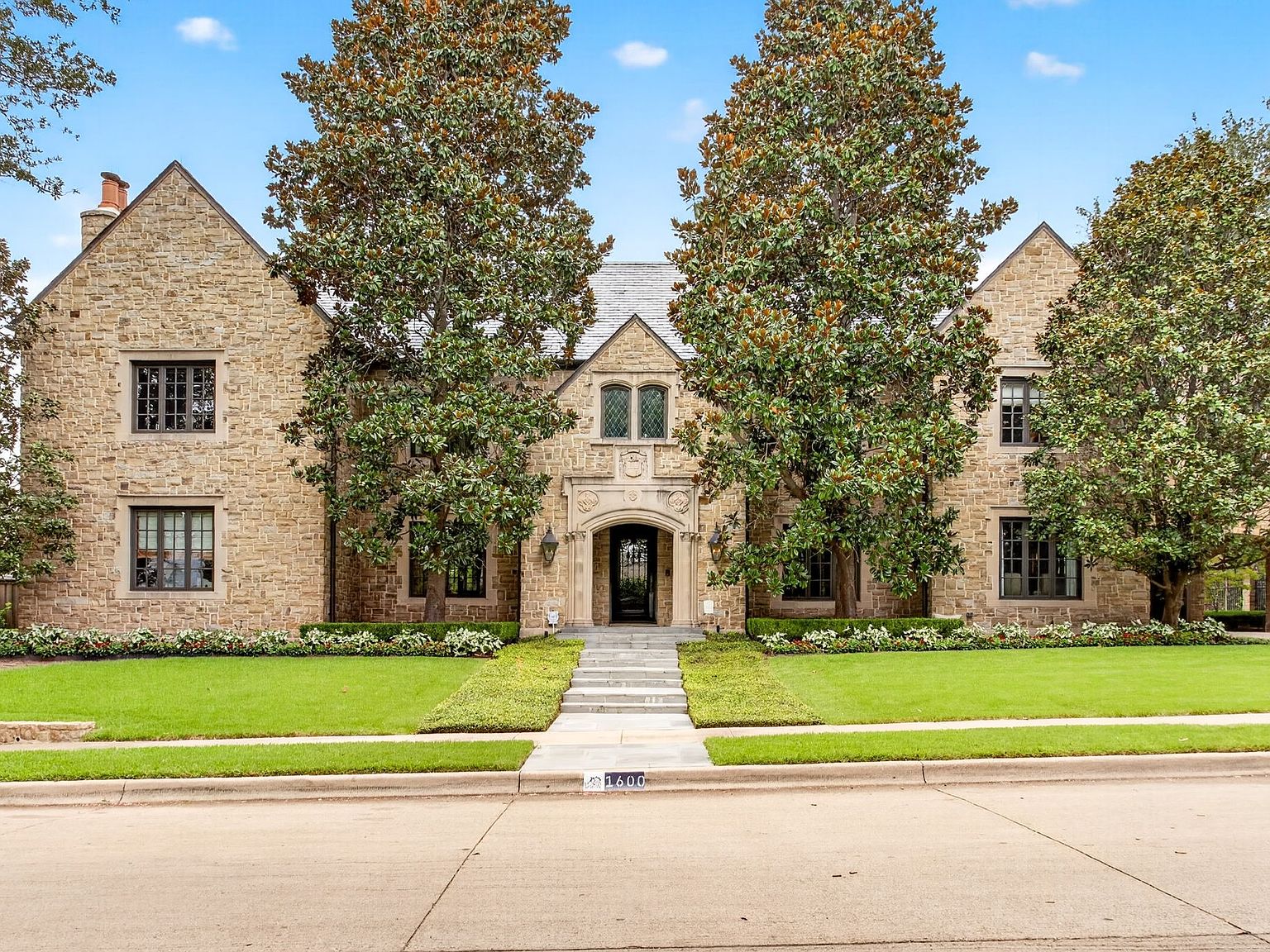 1600 Carleton Ave — River Crest Country Club