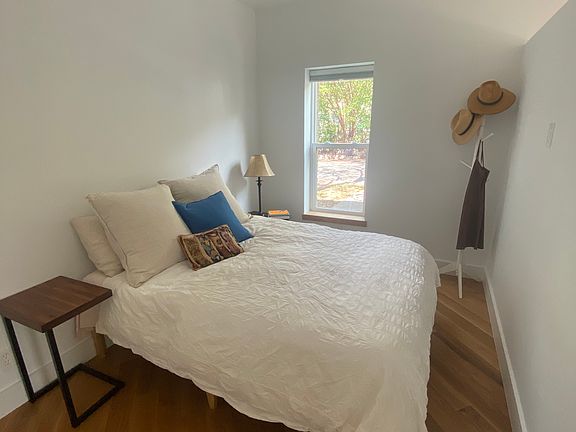 COZY BEDROOM WITH QUEEN SIZE BED WITH 100 % COTTON SHEETS AND DUVET. EXTRA QUILTED BLANKETS AVAILABLE