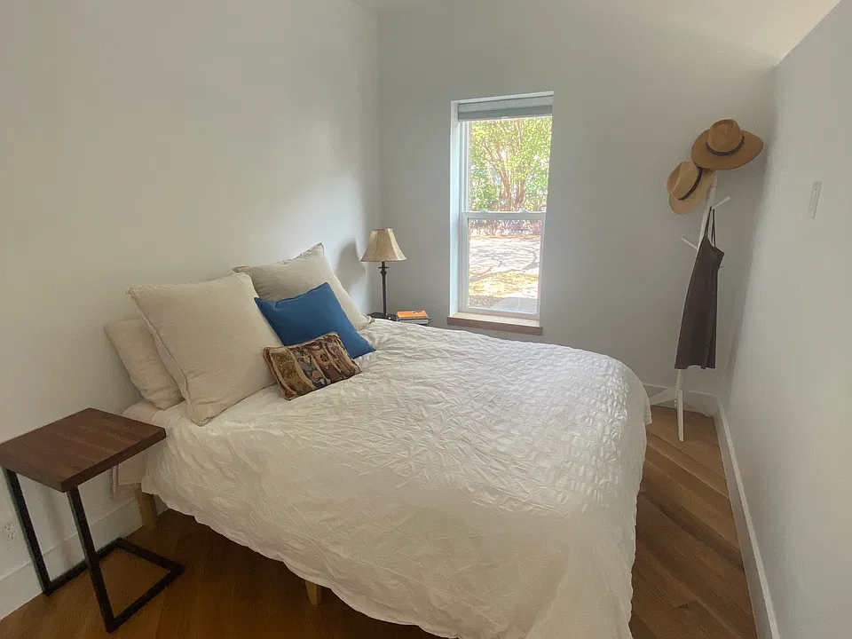 COZY BEDROOM WITH QUEEN SIZE BED WITH 100 % COTTON SHEETS AND DUVET. EXTRA QUILTED BLANKETS AVAILABLE