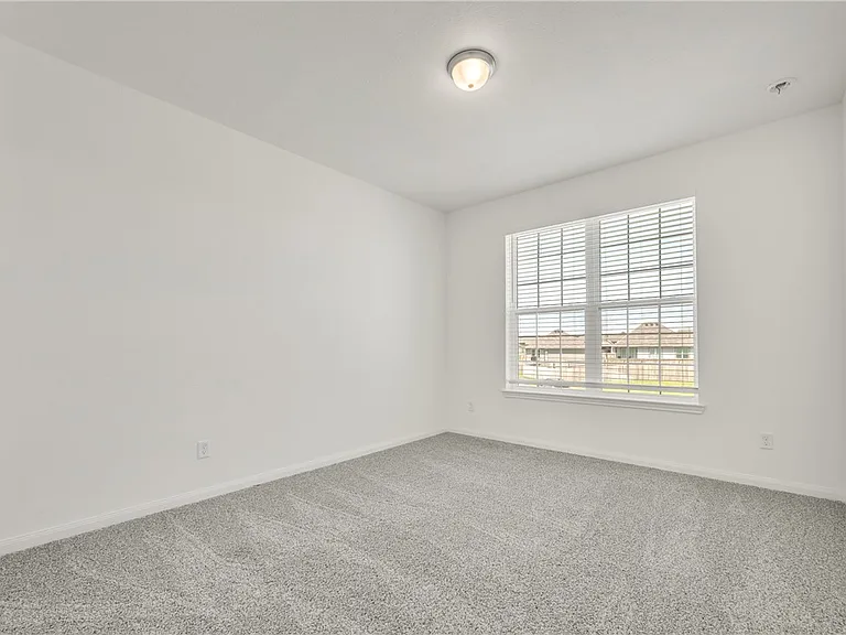 1386 Kingsgate Dr — Photo 25