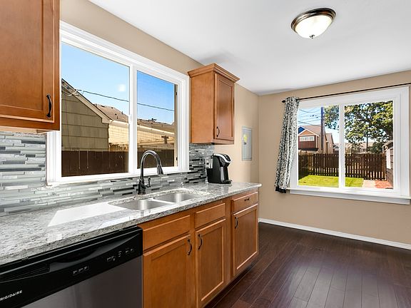 3rd image of 4040 S Lawrence St